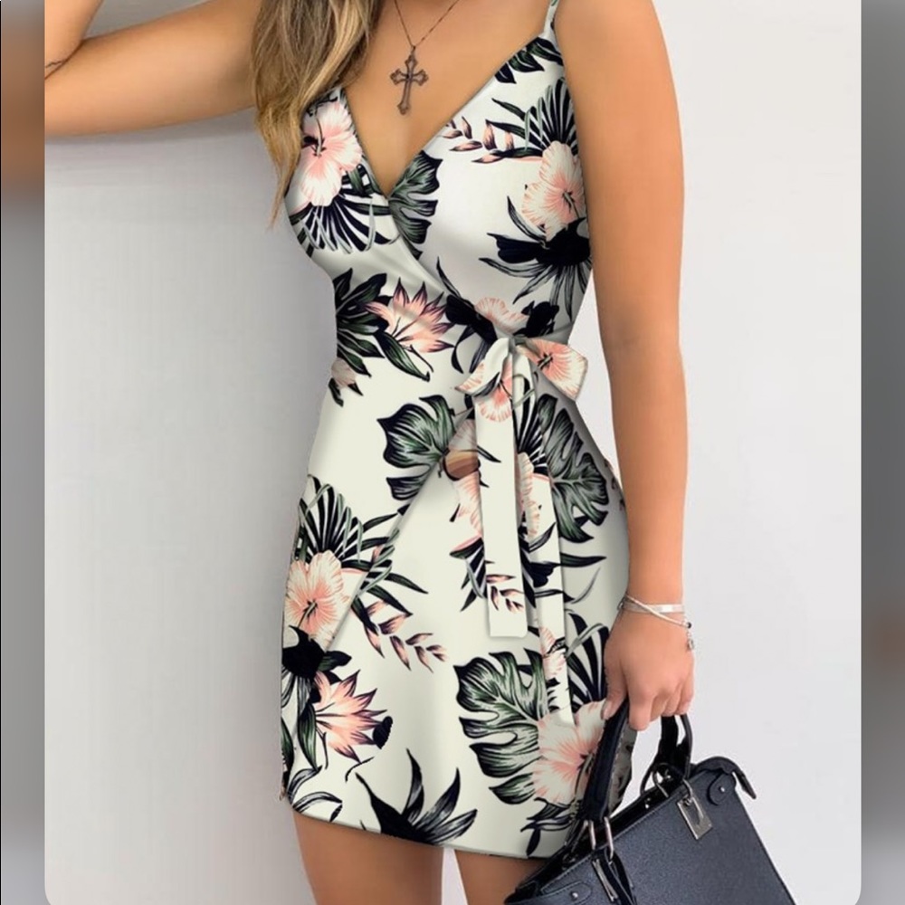 🌿Tropical Print Wrap Dress🌿